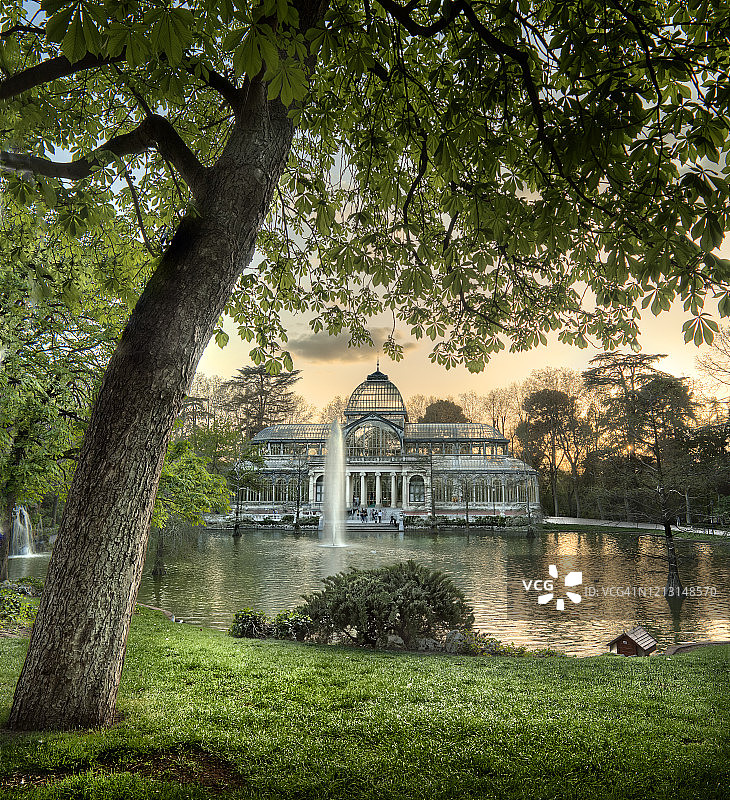 西班牙马德里丽池公园水晶宫的日落图片素材