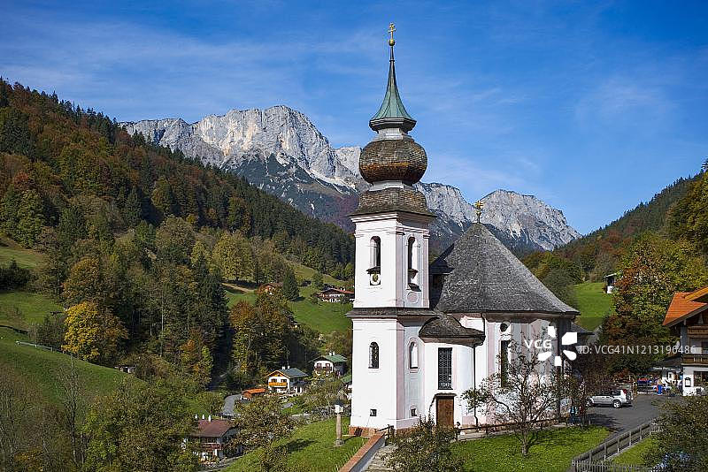 玛丽亚格恩朝圣教堂，背后是翁特斯山，贝希特斯加德纳兰，德国巴伐利亚图片素材