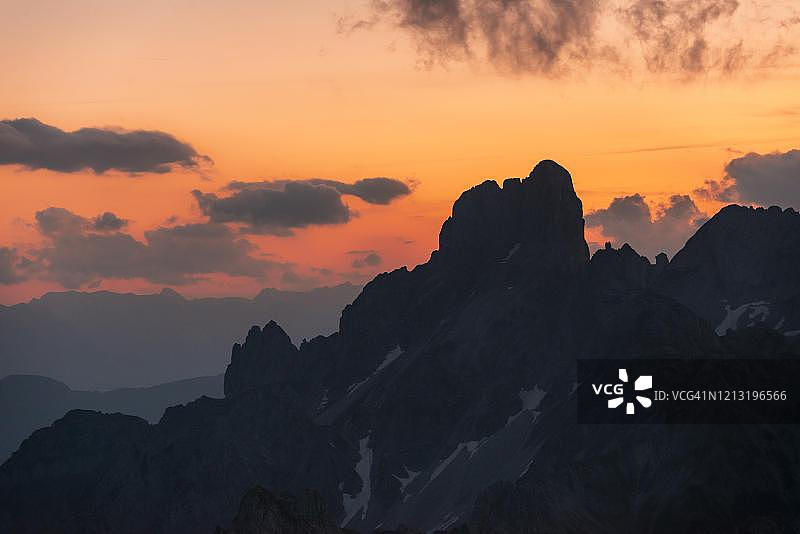 奥地利戈绍卡姆山脉的壮丽日落图片素材