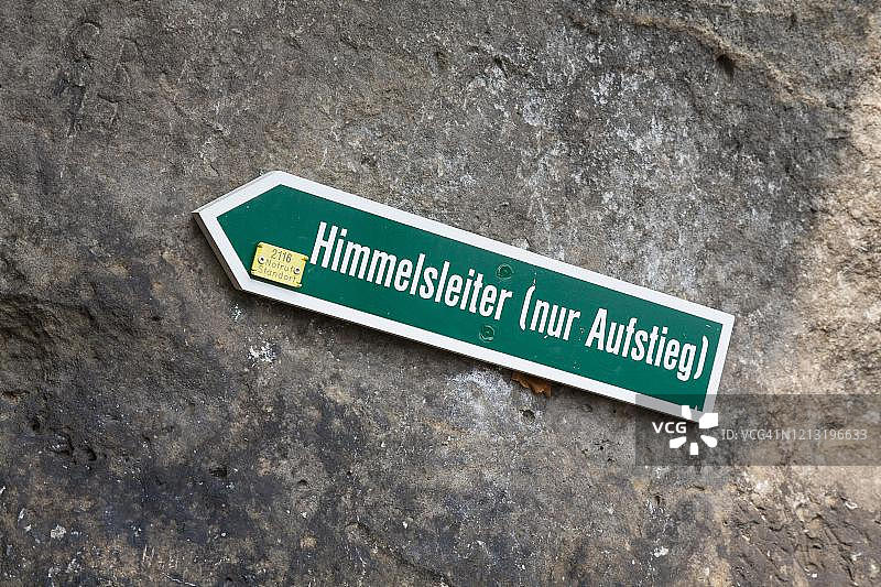 通往牛棚天梯的徒步标志，萨克森瑞士，巴特尚道，萨克森，德国图片素材
