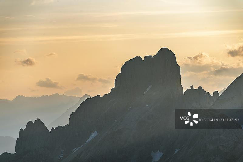 傍晚时分，山脉，山脉轮廓，主教主冠和戈绍卡姆，上奥地利州，奥地利图片素材