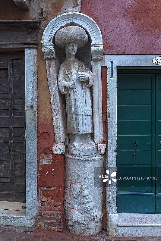 威尼斯卡纳雷吉欧区莫里广场的13/14世纪商人家族大理石雕像图片素材