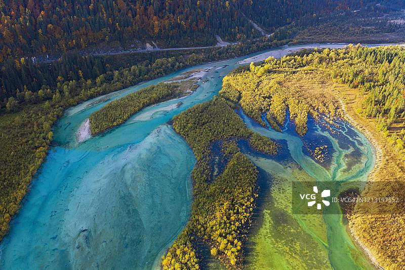 秋季，伊萨尔河流入德国上巴伐利亚锡尔文施泰因湖，靠近伦格里斯，伊萨尔温克，航拍图片素材