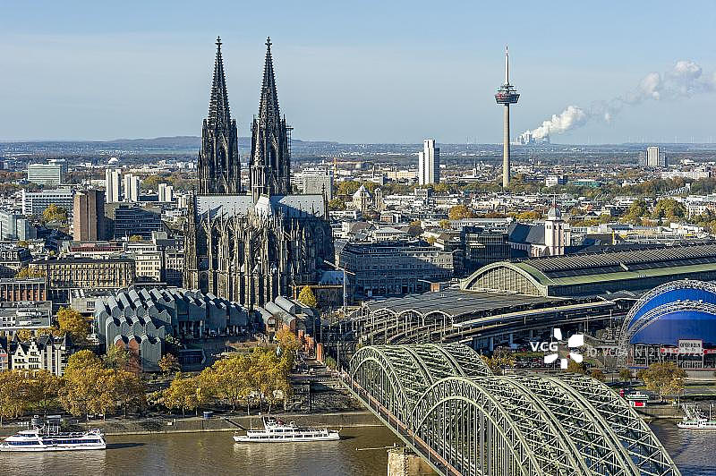 德国科隆老城莱茵河景观：路德维希博物馆、科隆大教堂、霍亨索伦桥图片素材