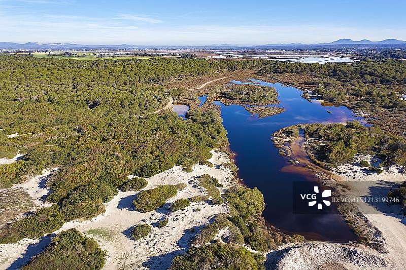 咸水泻湖，埃斯特伦克-萨洛布拉尔德坎波斯自然公园，靠近圣乔迪，航拍，马略卡岛，巴利阿里群岛，西班牙图片素材