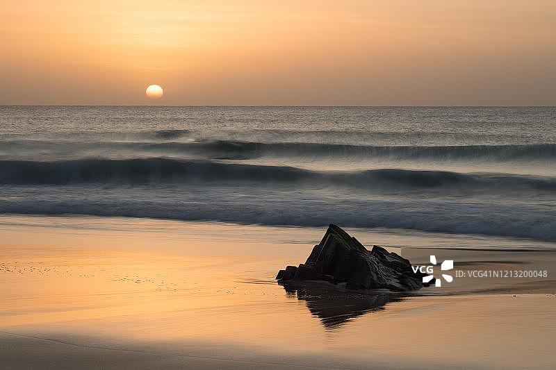 西班牙加那利群岛富埃特文图拉岛海边日落图片素材