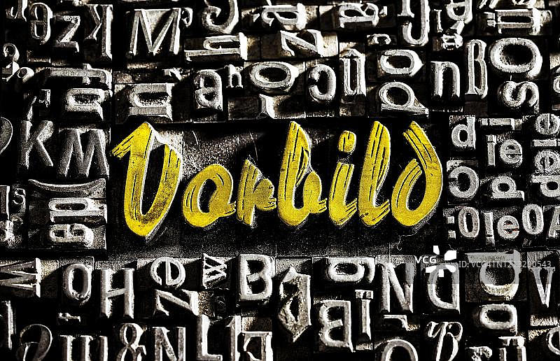 带有金色字体的旧铅字，显示单词Vorbild，德国图片素材