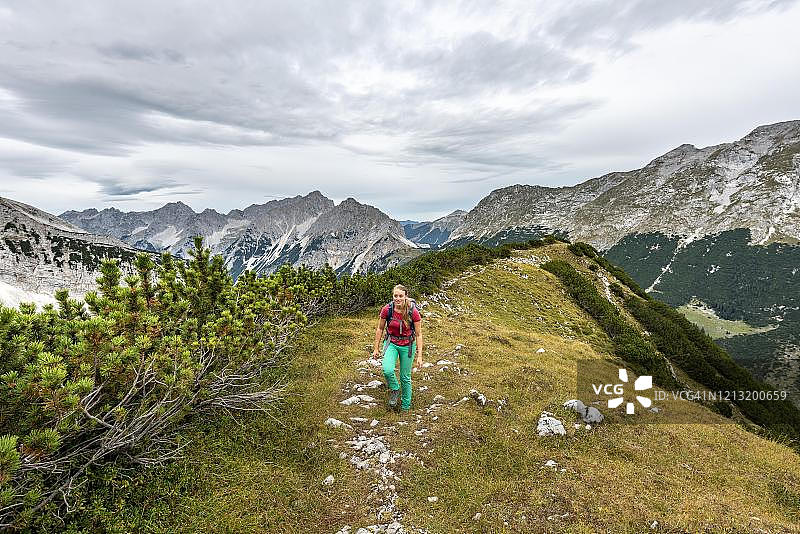 徒步旅行者，登山者在北部厄德卡沙特，通过布伦德尔斯蒂格攀登厄德卡峰，卡文德尔，奥地利蒂罗尔图片素材