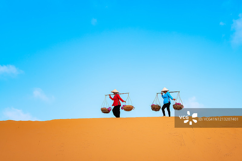 越南女人穿奥黛在美奈红沙丘图片素材