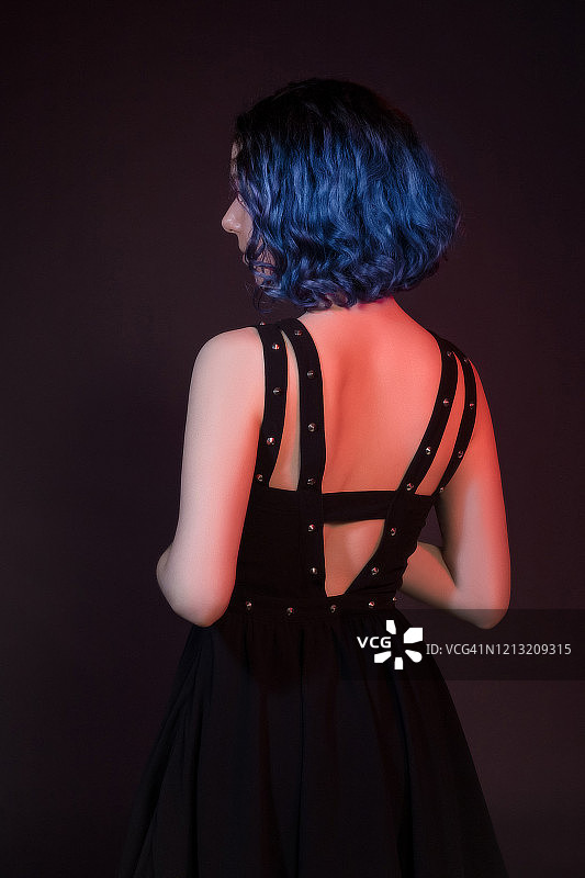 一个有着飘逸亮发的背影女孩图片素材