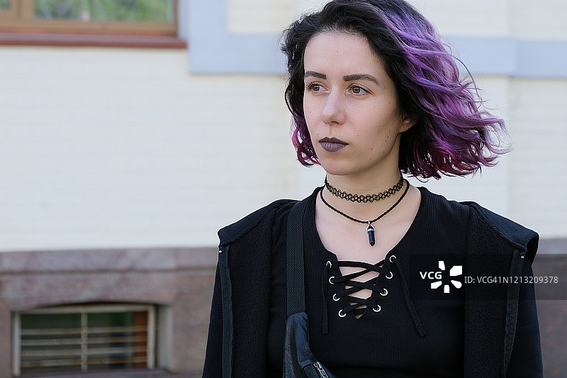 亮发哥特风女孩肖像图片素材