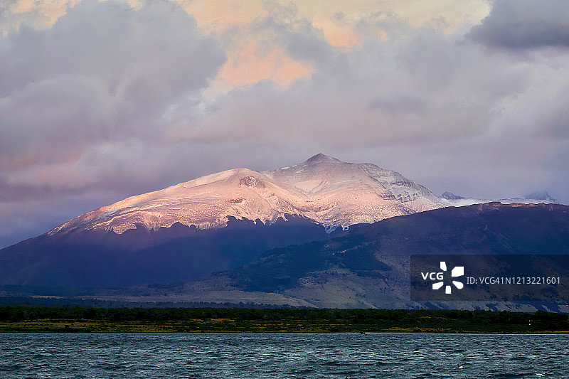 智利乌尔蒂马埃斯佩兰萨省纳塔莱斯港黄昏时分的海岸山脉上空的云彩图片素材
