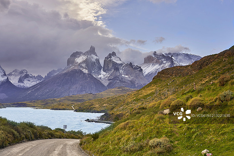 智利乌尔蒂马埃斯佩兰萨省：佩霍湖与百内角峰的荒凉土路图片素材