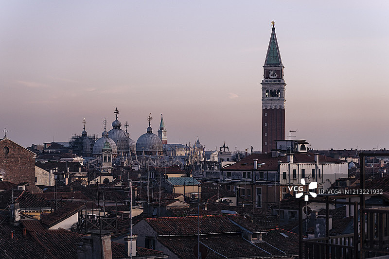 意大利威尼斯圣马可大教堂钟楼的日落城市景观图片素材