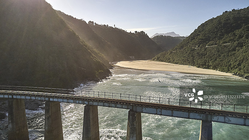 南非荒野：凯门斯河大桥和海洋的鸟瞰图图片素材