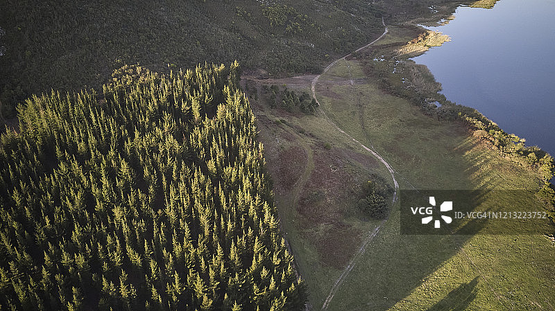 南非斯韦伦丹，日落时分的湖泊和森林鸟瞰图片素材