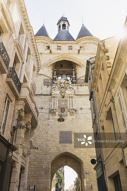 法国吉伦特省波尔多：从低角度看格罗斯克洛什中世纪城门图片素材