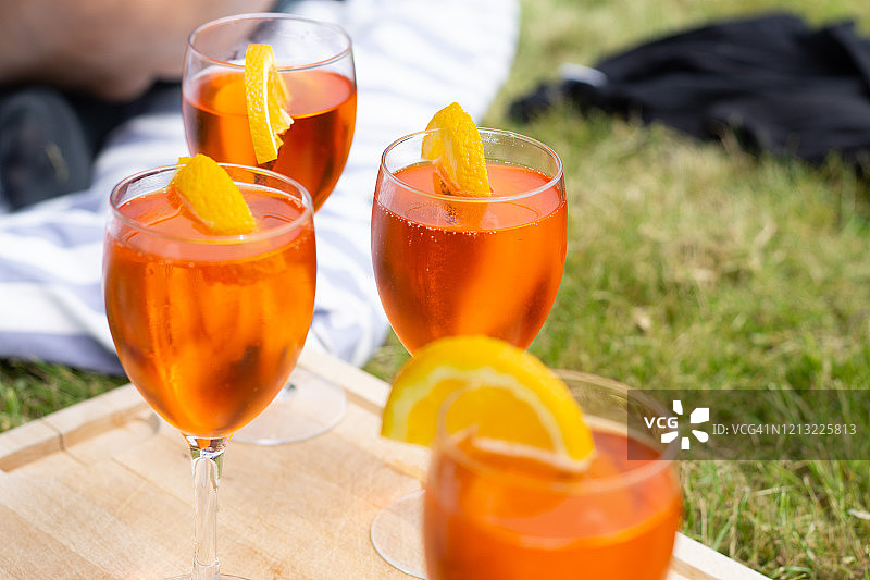 与家人一起享用夏日饮品图片素材