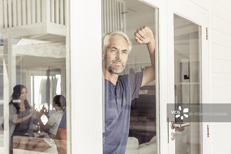 望着窗外的成熟男人肖像图片素材