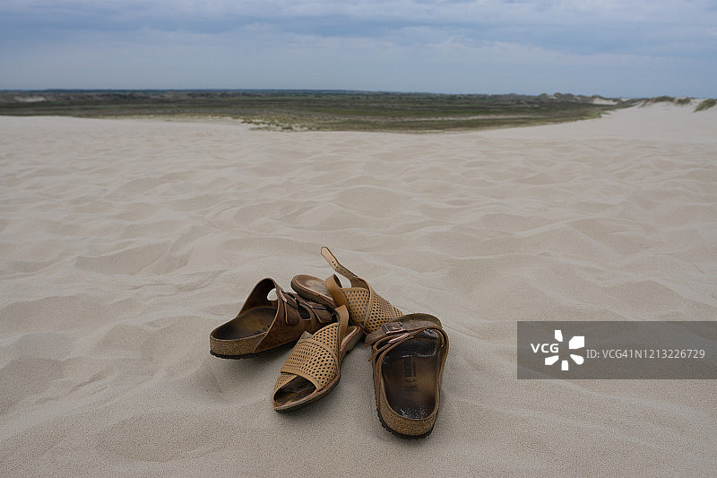 沙滩上的凉鞋图片素材