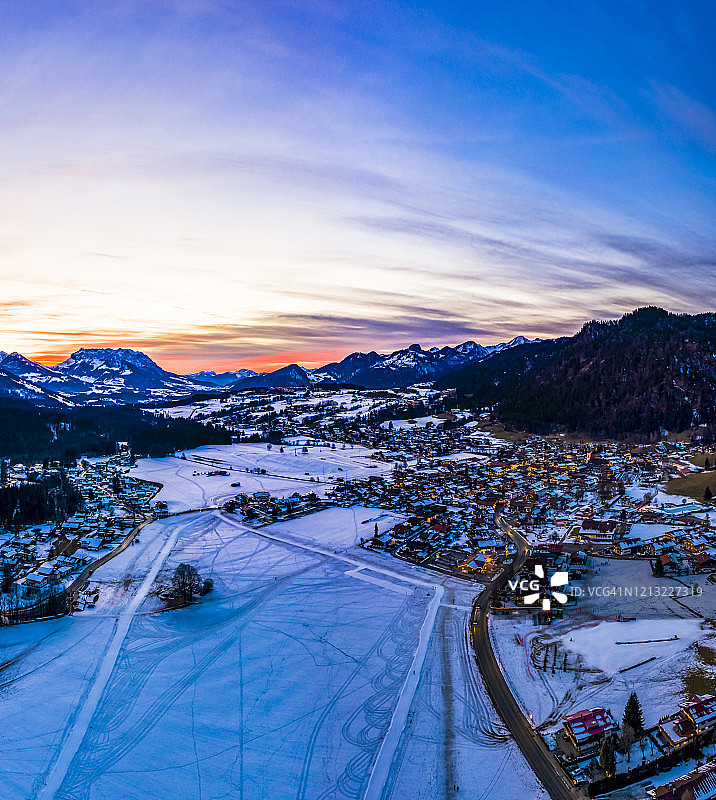 德国巴伐利亚赖特伊姆温克尔雪山村庄的黎明直升机景观图片素材