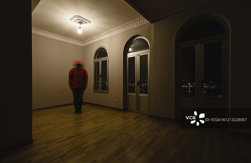 夜晚站在空房间里颤抖的人图片素材