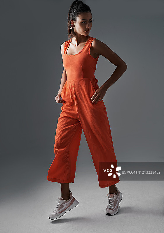 她的衣橱里充满了鲜艳的色彩图片素材