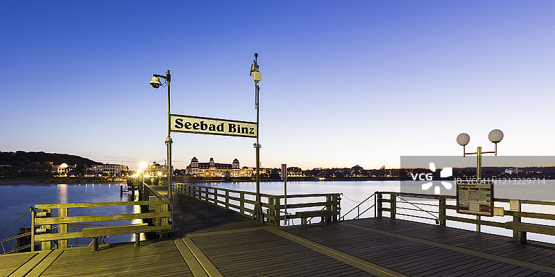 德国梅克伦堡-前波莫瑞州吕根岛宾茨，奥斯特泽巴德，码头和大海图片素材