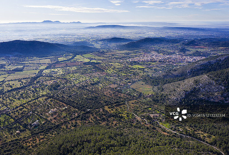 西班牙巴利阿里群岛阿拉罗塞拉德特拉蒙塔纳城镇鸟瞰图片素材