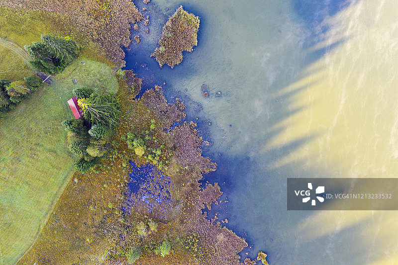 德国巴伐利亚克伦，春季从无人机视角拍摄的格罗尔德湖岸图片素材