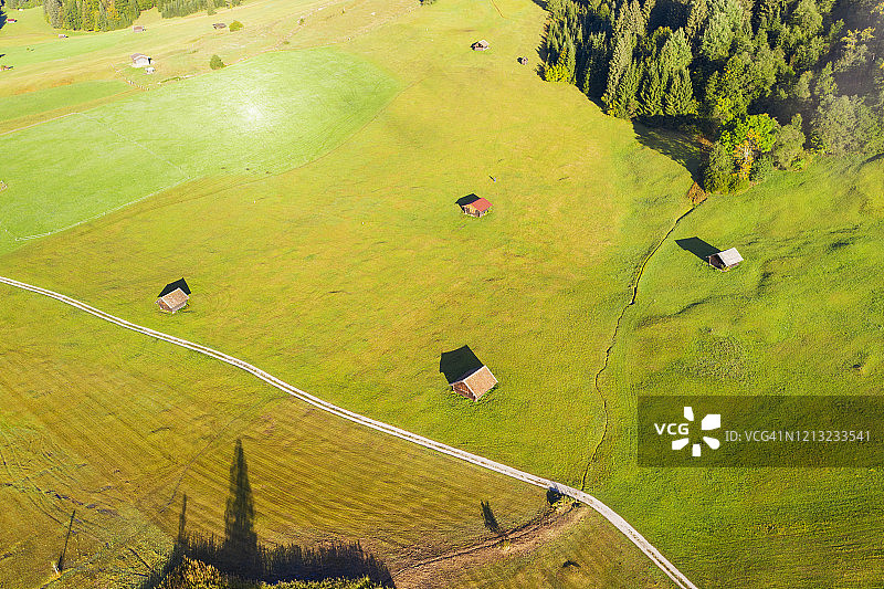 德国巴伐利亚克伦：绿色春季草甸上的小屋无人机视角图片素材