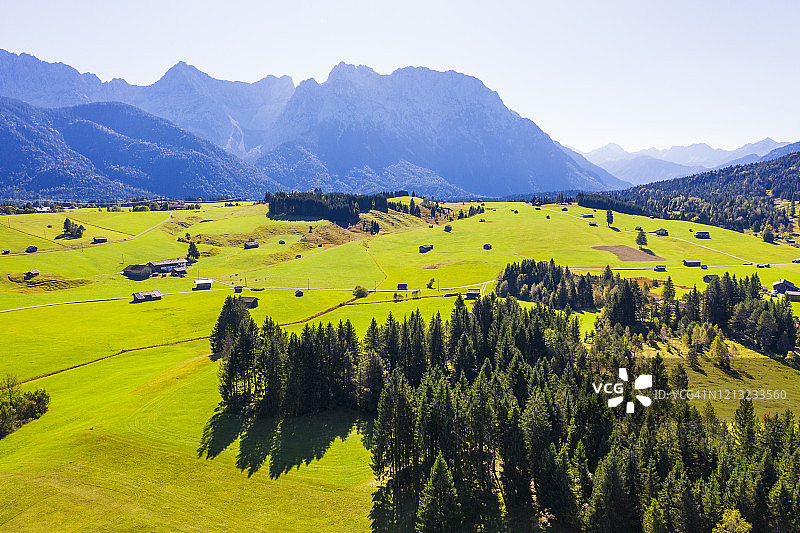 德国巴伐利亚米滕瓦尔德，春季草甸与卡尔文德尔山图片素材