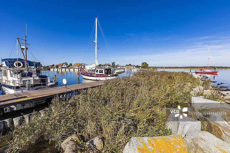 德国梅克伦堡-西波美拉尼亚诺伊恩多夫：停泊在沿海城镇港口的渔船图片素材