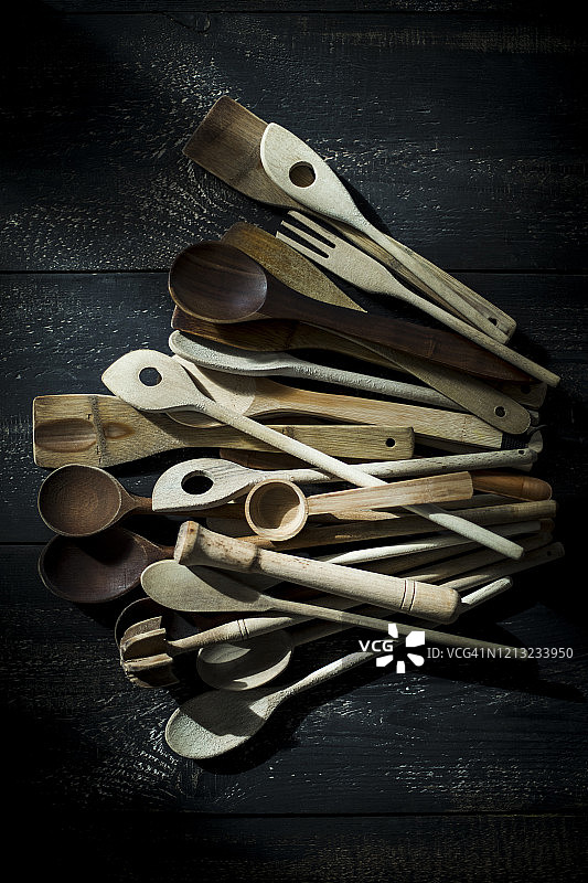 各种木制厨房用具堆图片素材