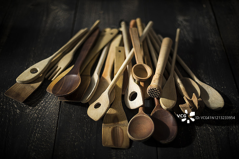 各种木制厨房用具堆图片素材