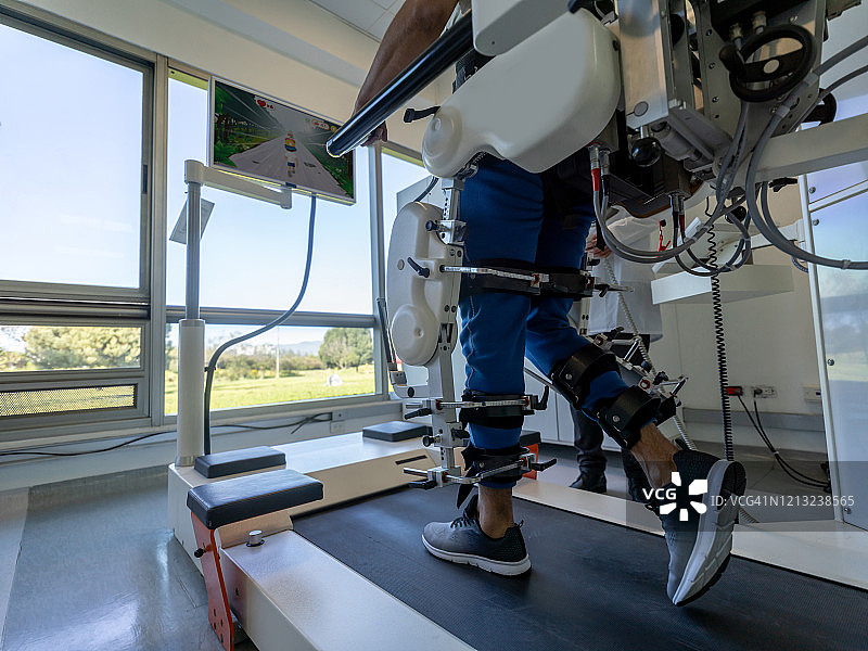 在医院借助外骨骼进行物理治疗的男人图片素材