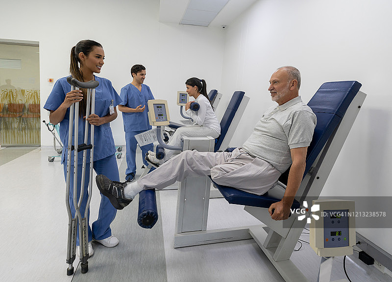 在理疗时加强另一条腿的截肢男子图片素材