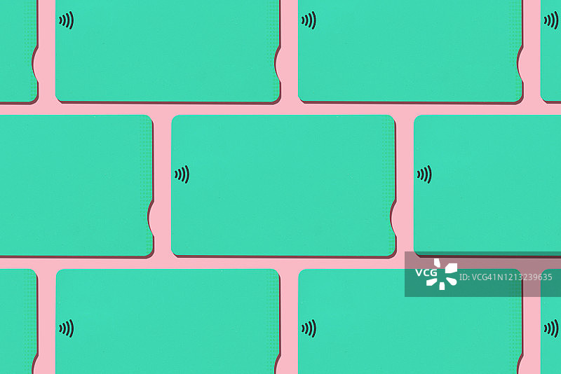 粉色背景上的薄荷绿色非接触式信用卡图案图片素材