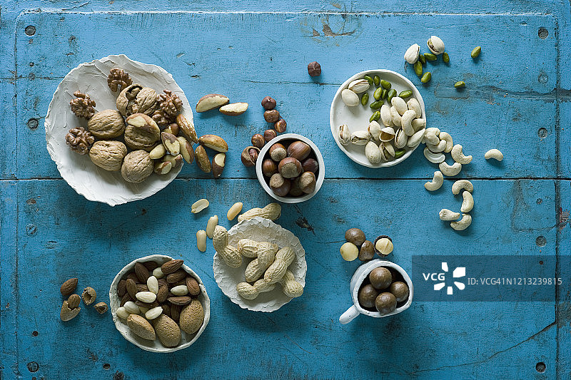 俯视角度拍摄的各色坚果图片素材