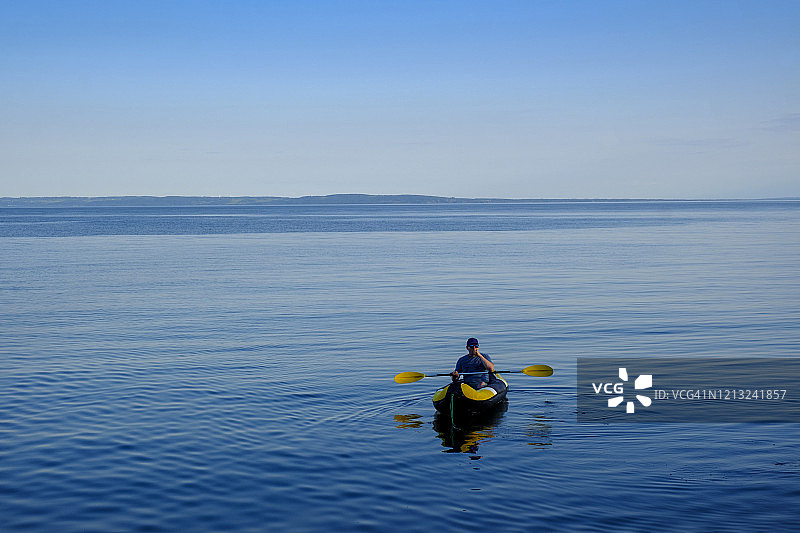 在瑞典哈兰省蒂洛桑德的卡特加特海峡上划独木舟图片素材
