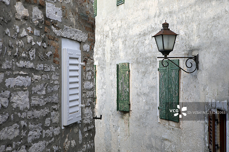 克罗地亚伊斯特拉罗维尼市的古老建筑与路灯图片素材