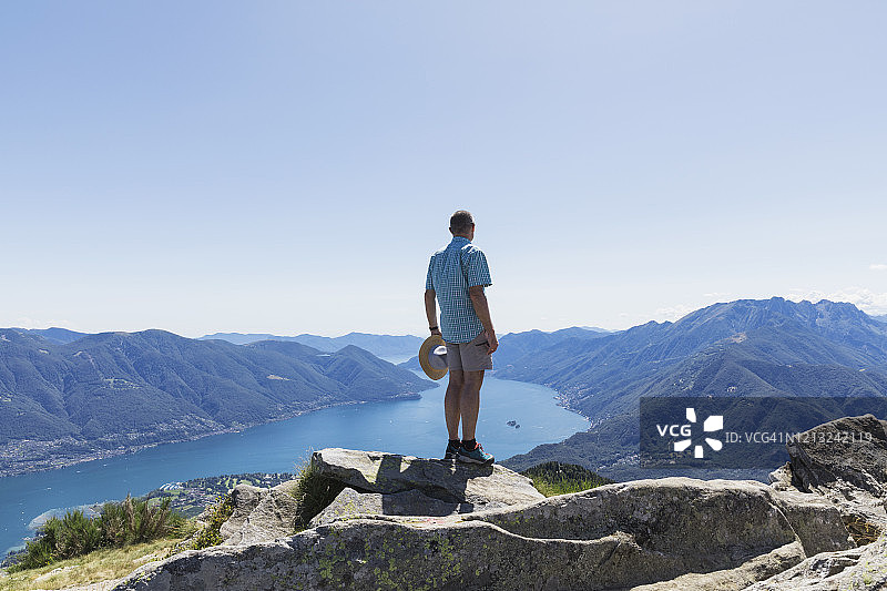 瑞士提契诺洛迦诺阿斯科纳马焦雷湖奇梅塔山顶徒步者图片素材