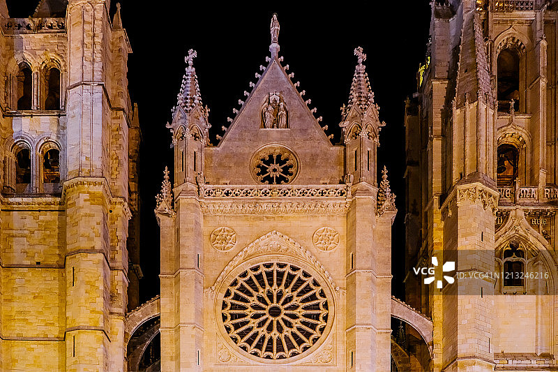 夜晚莱昂大教堂主立面一角图片素材