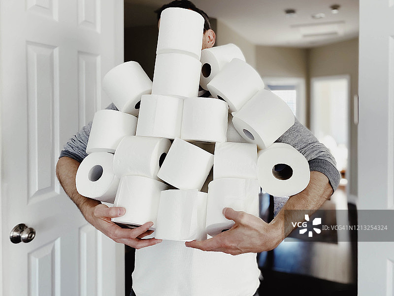 男人搬运一堆卫生纸图片素材
