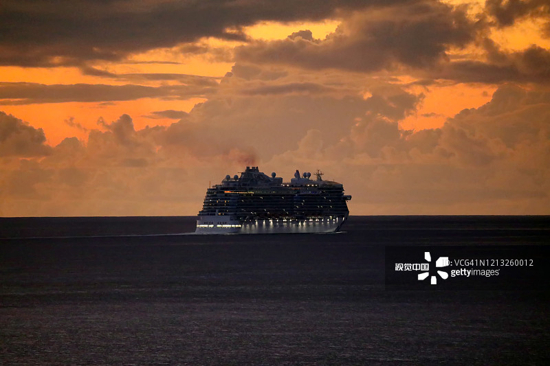 从荷属圣马丁出发的游轮图片素材