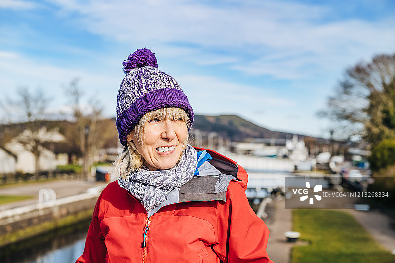 女人在苏格兰因弗内斯喀里多尼亚运河旁骑自行车图片素材