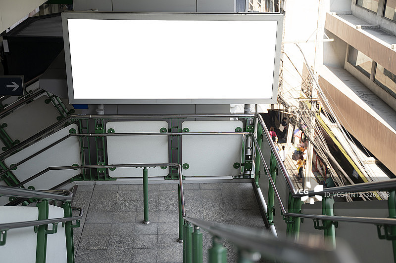 自动扶梯上方的空白广告牌图片素材
