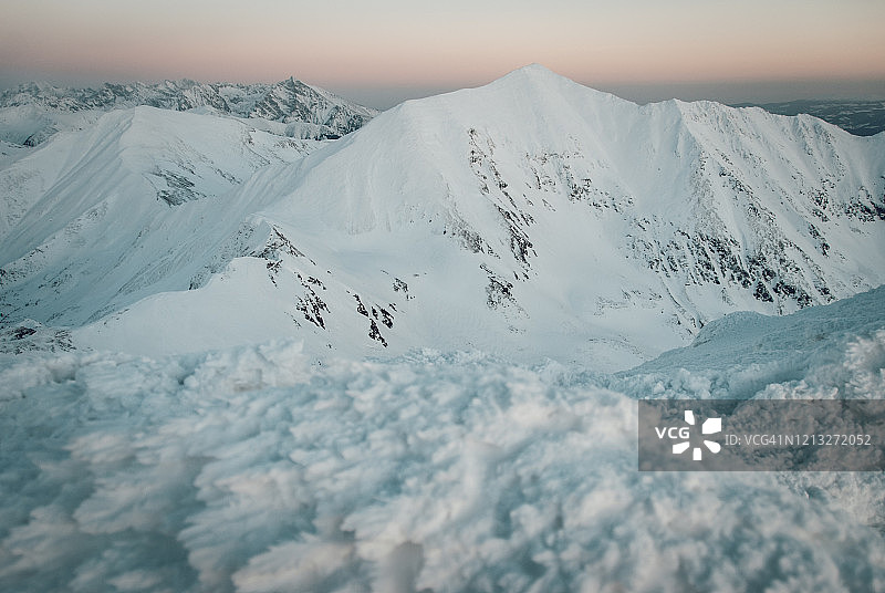 塔特拉山脉的冬日傍晚图片素材