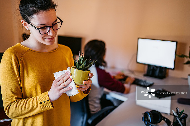 在办公室打扫卫生的女人图片素材