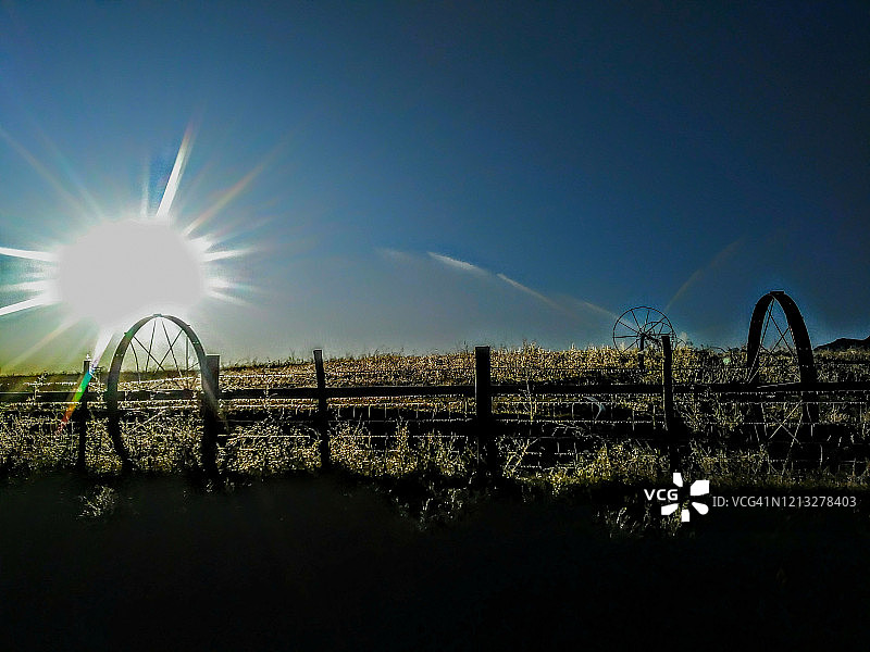 科罗拉多州牧场的晨曦与灌溉车轮图片素材